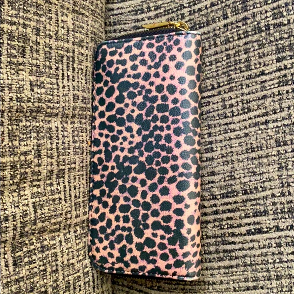 Im selling this super cute wallet, it is sanitized